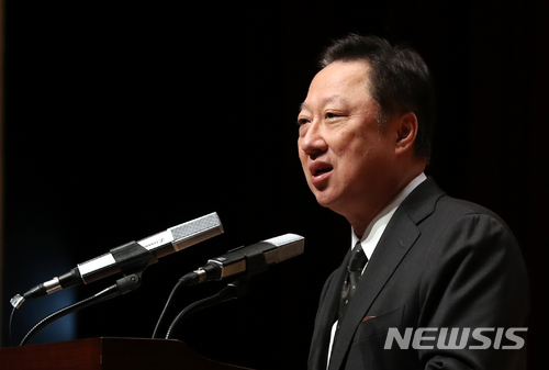 박용만 대한상공회의소 회장이 5일 오전 서울 강남구 코엑스 오디토리움에서 열린 제52회 납세자의 날 기념식에서 축사하고 있다. ㅣ사진=뉴시스