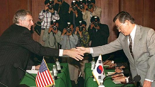 1994년 로버트 갈루치 미 국무부 동아태 차관보와 최동진 외무부 차관보 / 사진=APF통신