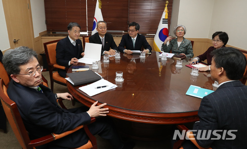 【서울=뉴시스】고승민 기자 = 김동연 경제부총리 겸 기획재정부 장관이 5일 오후 정부서울청사에서 미국의 철강·알루미늄 수입제품에 대한 '관세폭탄' 대응 방안을 모색하기 위해 열린 대외통상 관계장관회의를 주재하고 있다. 왼쪽부터 시계방향으로 김현종 통상교섭본부장, 홍장표 청와대 경제수석, 박능후 보건복지부 장관, 김동연 부총리, 강경화 외교부 장관, 김현미 국토교통부 장관, 김은경 환경부 장관, 김영문 관세청장. 2018.03.05. photo@newsis.com [사진=뉴시스]