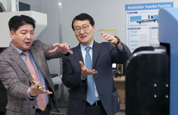 (좌)그린광학 조현일 대표, (우)신한은행 위성호 행장 제공=신한은행