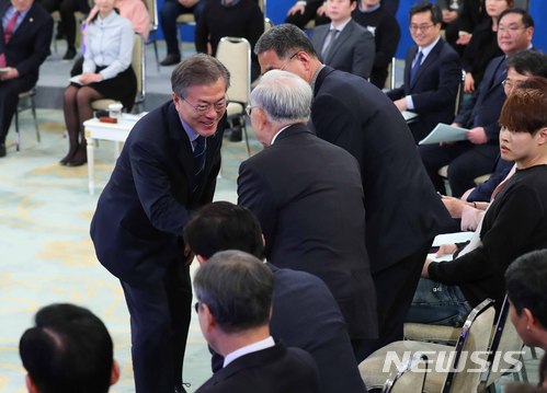 【서울=뉴시스】전신 기자 = 문재인 대통령이 15일 청와대 영빈관에서 열린 청년일자리대책 보고대회 겸 제5차 일자리위원회 회의에 참석하며 손경식 경총 회장과 인사하고 있다. 2018.03.15. photo1006@newsis.com [사진=뉴시스]