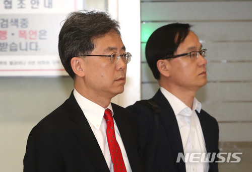 【인천공항=뉴시스】권현구 기자 = 김현종 산업통상자원부 통상교섭본부장이 미국에서 한미 FTA 개정협상을 마치고 25일 오후 인천국제공항을 통해 귀국하고 있다. 2018.03.25. stoweon@newsis.com  [사진=뉴시스]