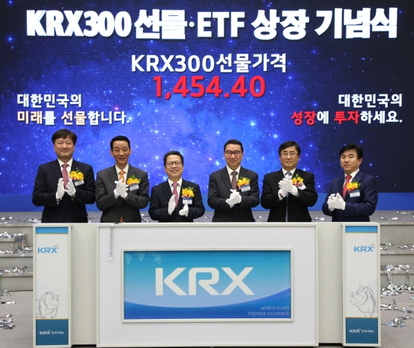왼쪽부터 신요환 신영증권 대표이사, 권용원 금융투자협회장, 정지원 한국거래소 이사장, 김학수 증선위 상임위원, 길재욱 한국거래소 코스닥위원회위원장, 전영묵 삼성자산운용 대표이사