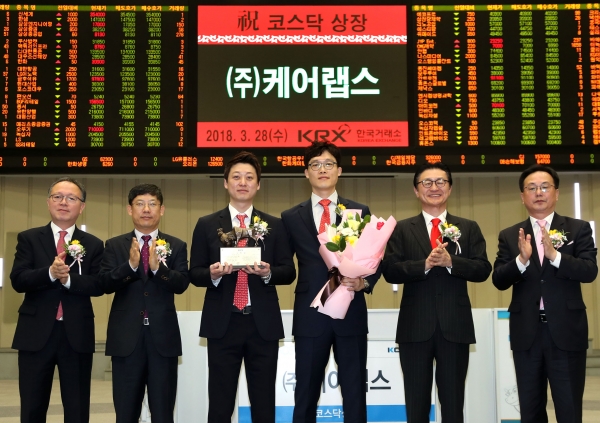왼쪽부터 김영균 한국IR협의회 사무국장, 정운수 한국거래소 코스닥시장본부장, 김동수 (주)케어랩스 대표이사, 이창호 (주)케어랩스 대표이사, 유상호 한국투자증권 대표이사, 송윤진 코스닥협회 부회장. 제공 | 한국거래소