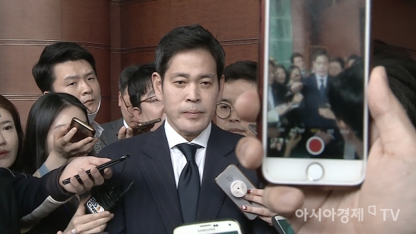 28일 서울 코엑스에서 열린 신세계그룹 상생채용박람회에서 정용진 신세계 부회장이 기자들의 질문에 답하고 있다.