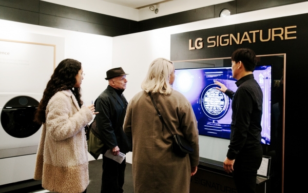 영화제를 찾은 관람객들이 ‘LG 시그니처 라운지’에서 제품을 체험하고 있다. 사진=LG전자