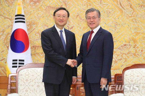 【서울=뉴시스】전신 기자 = 문재인 대통령이 30일 청와대 접견실에서 양제츠 중국 외교담당 정치국 위원과 만나 악수하고 있다. 2018.03.30. photo1006@newsis.com  [사진=뉴시스]