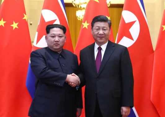 ▲김정은 북한 노동당 위원장이 지난 25일부터 나흘간 시진핑 중국 국가주석의 초청으로 중국을 비공식 방문했다고 조선중앙통신이 28일 보도했다. 사진은 김정은 위원장(왼쪽)이 베이징 인민대회당에서 중국 시진핑 국가주석과 만나 악수하는 모습.