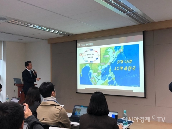 김재석 SK브로드밴드 인프라지원본부장이 SK브로드밴드의 해외케이블 구축에 대해 설명하고 있다.