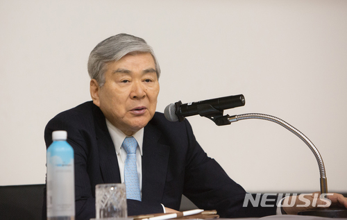 조양호 한진그룹 회장이 6일 경기도 용인시 신갈연수원에서 열린 대한항공 2018년 임원세미나에 참석해 인사말을 하고 있다.ㅣ사진=뉴시스