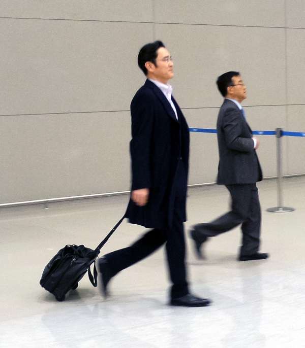 지난 22일 해외 출장길에 올랐던 이재용 삼성전자 부회장이 7일 오전 인천국제공항 제2여객터미널로 입국하고 있다. 사진=뉴시스