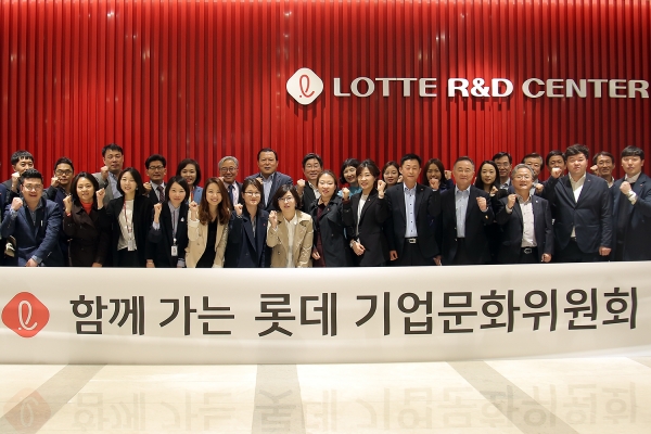 롯데 기업문화위원회는 지난 5일 서울 마곡에 위치한 롯데 중앙연구소에서 황각규 롯데지주 대표이사, 이경묵 서울대 교수 등 기업문화위원회 공동위원장과 서울/경기 지역에 근무하는 12개 계열사 현장 직원들이 참석한 가운데 3차 정기회의를 열고 기념촬영을 하고 있다. [사진=롯데지주]