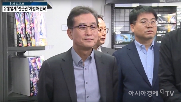 이원준 롯데그룹 유통사업부문장이 6일 홍대 엘큐브 게임관을 둘러보고 있다.