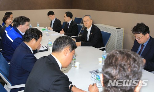백운규 산업통상자원부 장관이 6일 오후 서울 한국GM 부평공장을 방문해 카허 카젬 대표를 만나 한국GM 현안 등을 논의하고 있다ㅣ사진=뉴시스