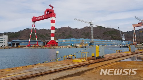 지난달 22일 경남 창원시 진해구 STX조선해양㈜ 내 도크. 건조한 배를 띄워놓고 세부 작업을 하는 곳인데 텅 비어 있다. ㅣ사진=뉴시스