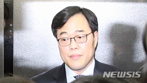 문재인 대통령은 17일 오전 중 김기식 금융감독원장이 제출한 사표를 수리할 예정이다.