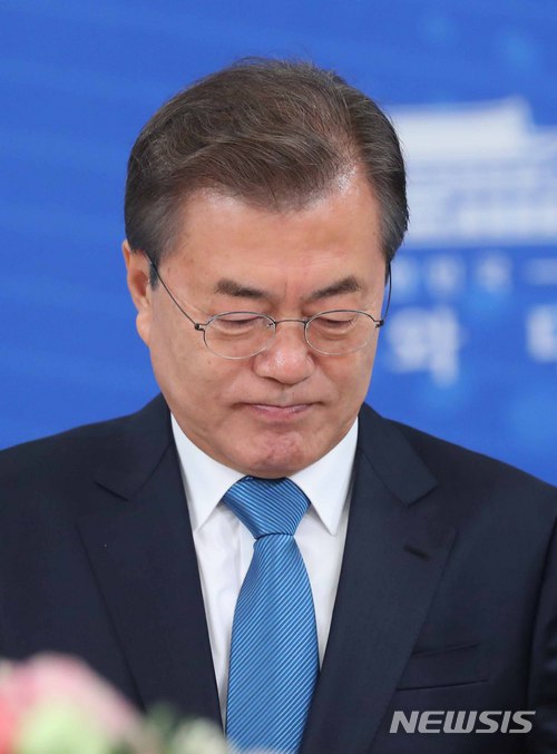 문재인 대통령이 오늘(17일) 김기식 전 금융감독원장의 사표를 수리했다./사진 제공=뉴시스