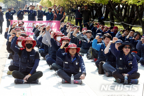 17일 오후 서울 영등포구 여의도 산업은행 앞에서 열린 ‘산업은행, 문재인 정부, GM자본 규탄 결의대회’에서 한국GM 비정규직 노동자들이 구호를 외치고 있다. 한국GM 비정규직 노동자들은 산업은행, 정부서울청사 등 서울 도심에서 ‘군산공장 폐쇄 철회, 모든해고 반대’를 촉구하며 1박 2일 상경투쟁을 진행한다.ㅣ사진=뉴시스