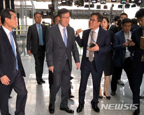 권오준 포스코 회장이 18일 서울 강남구 포스코센터에서 열린 임시 이사회에서 사의를 표명한 뒤 회의장을 나서고 있다.ㅣ사진=뉴시스