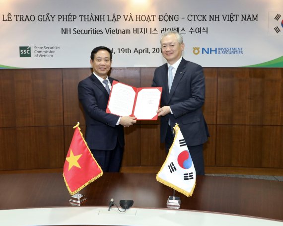 정영채(오른쪽) NH투자증권 사장은 19일 서울 여의도 본사에서 베트남 증권위원회 쩐 반 중 위원장과 베트남 증권업 라이선스 수여식을 가졌다. 제공 | NH투자증권