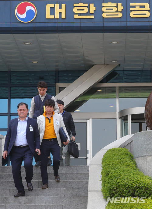 조현민 대한항공 전무의 갑질 논란을 수사 중인 경찰이 대한항공 본사에 대한 압수수색을 마친 뒤 나오고 있다ㅣ사진=뉴시스