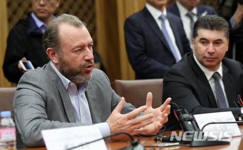 댄 암만 GM 총괄사장이 26일 오전 서울 여의도 국회 접견실에서 열린 GM사태 관련 간담회에서 모두발언을 하고 있다. 오른쪽은 카허카젬 한국GM사장