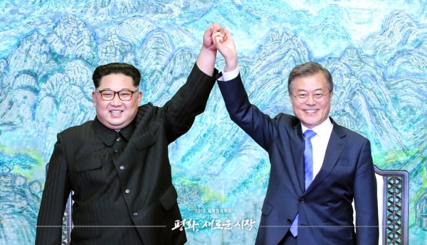 문재인 대통령과 김정은 국무위원장이 27일 한반도의 평화와 번영, 통일을 위한 판문점 선언문에 서명 후 서로 손을 잡고 위로 들어 보이고 있다./사진제공=한국공동사진기자단