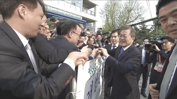 27일 남북정상회담을 위해 청와대를 출발한 문재인 대통령이 배웅을 나온 개성공단입주기업 관계자들과 인사를 하고 있다. [사진=판문점 공동 취재단 영상 갈무리]