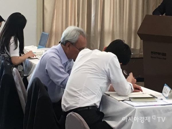 30일 프레스센터에서 경제사회발전노사정위원회와 공정거래위원회 공동 주최로 '하도급 거래 질서 확립과 연대임금 실현-자동차 산업에서 새 길을 찾다' 토론회가 열린 가운데 문성현 노사정위원장과 김상조 공정거래위원장이 이야기를 나누고 있다.