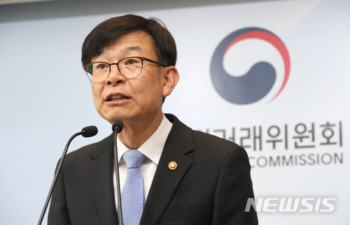 【세종=뉴시스】강종민 기자 = 김상조 공정거래위원장이 지난달 30일 정부세종청사에서 2018년 대기업집단 지정 현황을 발표하고 있다. 공정위는 삼성 총수(동일인)와 롯데 총수를 각각 이재용 삼성전자 부회장과 신동빈 롯데그룹 회장으로 변경했으며, 이들이 지배구조 정점에서 주요 임원의 선임과 투자를 결정하는 등 사실상 그룹을 지배하고 있는 것으로 판단된다고 밝혔다. 2018.05.01. ppkjm@newsis.com [사진=뉴시스]