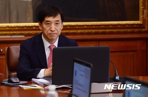 이주열 한국은행 총재는 오는 4일부터 8일까지 '제21차 ASEAN+3 재무장관·중앙은행 총재 회의'와 '국제결제은행(BIS) 정례 총재회의'에 참석한다./사진제공=뉴시스