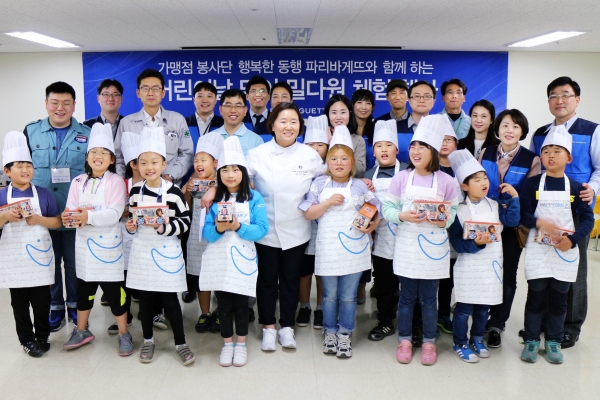 SPC그룹 파리바게뜨 본사 직원들과 대전·충청지역 가맹점주들이 3일 밀다원에서 세종중앙지역아동센터 아동들과 밀가루 체험을 하고 있다. [사진=SPC그룹]