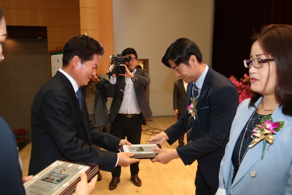 김병원 농협중앙회 회장이 2일 가정의 행복과 사회공헌을 위해 노력한 우수직원 16명을 선정해 '가정의 달 모범직원상'을 수여하고 있다. [사진=농협중앙회]