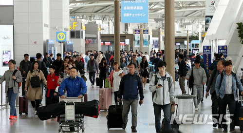 본격적인 어린이날 연휴(5월5일~7일)가 시작된 4일 오전 인천공항 제1여객터미널 출국장에서 짧은연휴를 해외에서 보내려는 인파들로 북적이고 있다ㅣ사진=뉴시스