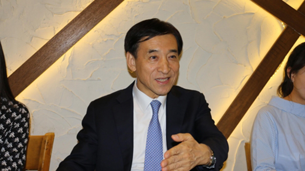 '제21차 ASEAN(동남아시아국가연합)+3(한·중·일) 재무장관·중앙은행총재 회의' 참석차 필리핀을 방문한 이주열 한국은행 총재가 기자간담회를 열고 주요 현안에 대해 얘기를 나누고 있다./사진제공=한국은행