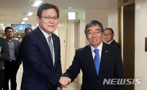 최종구 금융위원장과 윤석헌 금융감독원장 9일 오전 서울 종로구 정부서울청사 금융위원회에서 상견례를 가졌다./사진제공=뉴시스