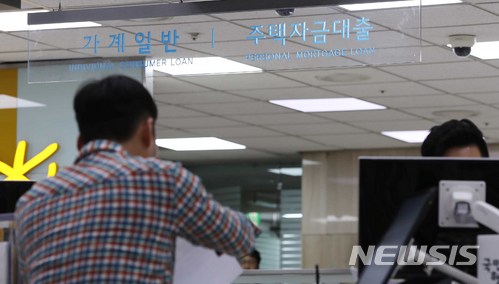 한국은행이 14일 발표한 ‘2018년 4월중 금융시장 동향’을 보면 4월 은행 가계대출은 5조1000억원 늘어났다./사진제공=뉴시스