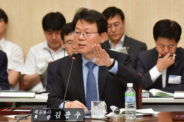 15일 서울 서대문구 농협은행 대회의실에서 열린 현장경영간담회에서 김광수 농협금융지주 회장이 임직원들에게 당부말을 전하고 있다./사진제공=NH농협금융지주