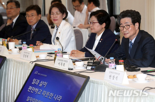 【서울=뉴시스】박진희 기자 = 이목희(오른쪽) 대통령직속 일자리위원회 부위원장이 16일 오후 서울 중구 프레스센터에서 일자리위원회 회의를 주재하고 있다. 2018.05.16. pak7130@newsis.com [사진=뉴시스]