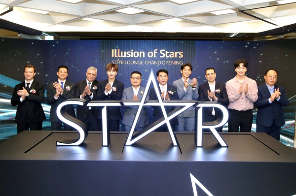 17일 롯데면세점 명동본점에서 스타라운지 그랜드오프닝 행사가 열리고 있다.(사진 왼쪽부터) 에릭 에더(Eric Eder) 리치몬트코리아 대표, 말콤 친(Malcom Chin) 티파니코리아 대표, 다니엘 메이란(Daniel Mayran) 블루벨코리아 대표, 슈퍼주니어 이특, 장선욱 롯데면세점 대표이사, 윤이근 서울본부세관장, 배우 이준기, 카림 페투스(Karim Fettous) 구찌코리아 대표, 2PM 찬성, 권오섭 메디힐 회장. [사진=롯데면세점]