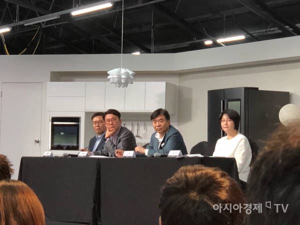삼성전자 관계자들이 기자들과 질의응답을 진행하고 있다.