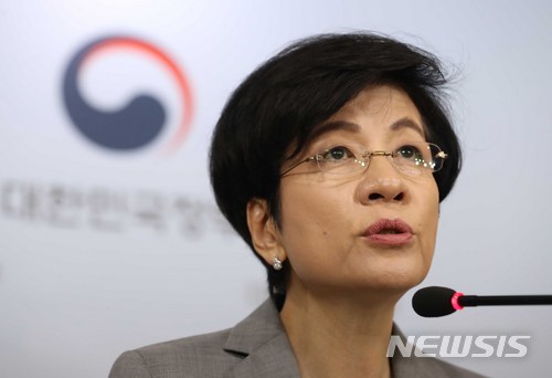 【서울=뉴시스】고승민 기자 = 김영주 고용노동부 장관이 17일 오전 정부서울청사에서 관계부처 공무원들과 함께 노동시간 단축 현장안착 지원대책 관련 발표를 하고 있다. 이번 노동시간 단축 지원대책은 신규채용 및 임금보전 지원 강화, 노동시간 단축기업 우대 지원, 생산성 향상 및 업무방식 개선 지원, 인력 지원 강화, 특례제외업종 특화지원 및 관리대책 시행 등으로 구성됐다. 2018.05.17. kkssmm99@newsis.com [사진=뉴시스]