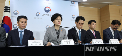 【서울=뉴시스】고승민 기자 = 김영주 고용노동부 장관이 17일 오전 정부서울청사에서 관계부처 공무원들과 함께 노동시간 단축 현장안착 지원대책 관련 발표를 하고 있다. 2018.05.17. kkssm [사진=뉴시스]