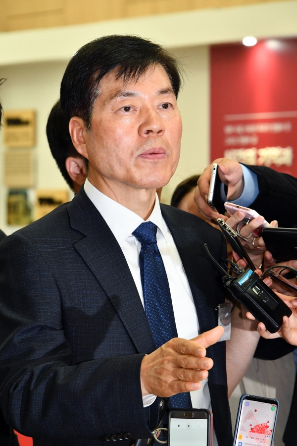 취재진 질문에 대응하는 김태한 삼성바이오로직스 대표이사.