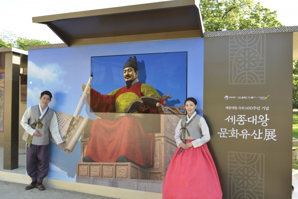 LG전자가 이달 20일부터 다음달 2일까지 경복궁에서 열리는 ‘세종대왕 문화유산전’에 ‘LG 올레드 TV AI ThinQ(씽큐)’ 를 대거 설치했다. 사진=LG전자