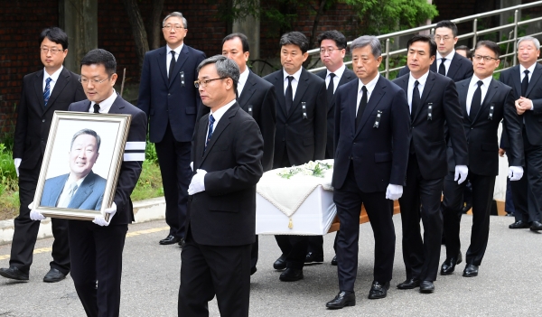 고(故) 구본무 LG그룹 회장의 발인식이 22일 오전 서울대병원 장례식장에서 치러졌다. 사진=뉴시스