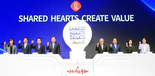 23일 서울 잠실 롯데호텔월드 크리스탈볼룸에서 롯데지주 ‘가치창조문화 기념식’이 열리고 있다. (왼쪽부터) 정미연 롯데슈퍼 책임, 이갑 대홍기획 대표이사, 강석윤 롯데월드 노동조합위원장, 황각규 롯데지주 부회장, 이경묵 기업문화위원회 공동위원장 서울대 교수, 김창수 롯데제과 노동조합위원장, 조옥근 기업문화위원회사무국 수석, 김지은 롯데렌탈 대리. [사진=롯데지주]