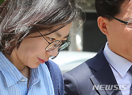 외국인 가사도우미 불법 고용 혐의를 받고 있는 조현아 전 대한항공 부사장이 24일 오후 서울 양천구 법무부 서울출입국외국인청에 들어서고 있다ㅣ사진=뉴시스