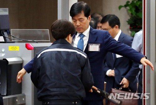 김태한 삼성바이오로직스 사장이 25일 감리위원회 참석을 위해 정부청사에 들어서고 있다. [사진=뉴시스]