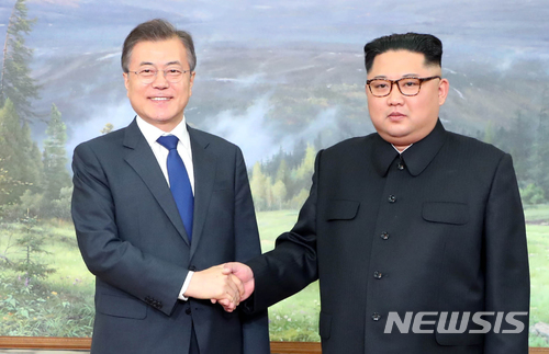 문재인 대통령과 김정은 국무위원장이 26일 오후 판문점 북측 통일각에서 정상회담을 하기 앞서 기념촬영을 하고 있다. [사진=뉴시스]